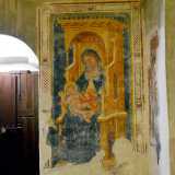 A catturarci � in controfacciata l�affresco della Madonna in trono col Bambino di XV secolo...